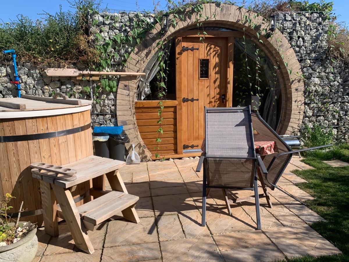 Romantic Escape Luxury Hobbit House With Hot Tub! Sheerness Eksteriør bilde